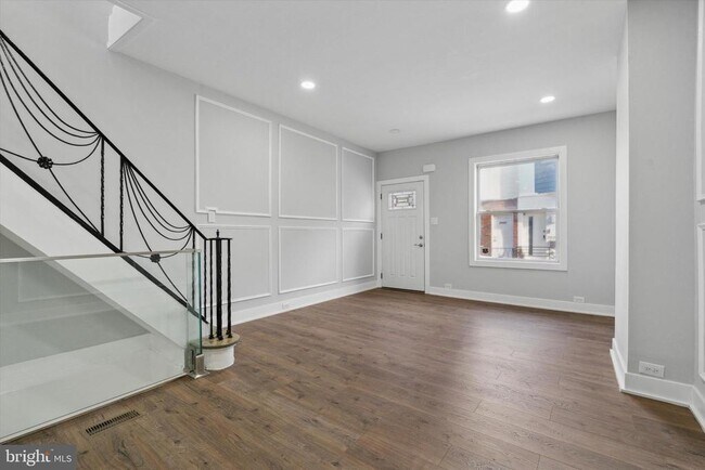 Building Photo - 2034 S Opal St
