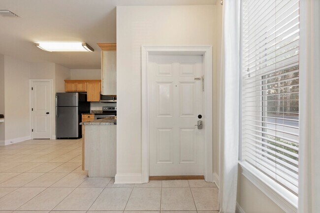 Building Photo - Close to the Beach!  2BR/2BA condo right o...