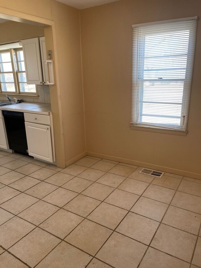 Building Photo - 1401 Yuma St