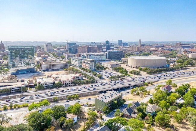 Building Photo - 807 E 14th St