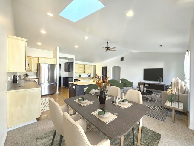 Foto del edificio - $2,100 - 2 Bed / 2 Bath Beautiful House in...