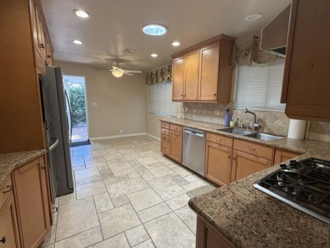 Foto del edificio - Spacious & Charming 3 Bedroom and a Den Home with Beautiful Updates