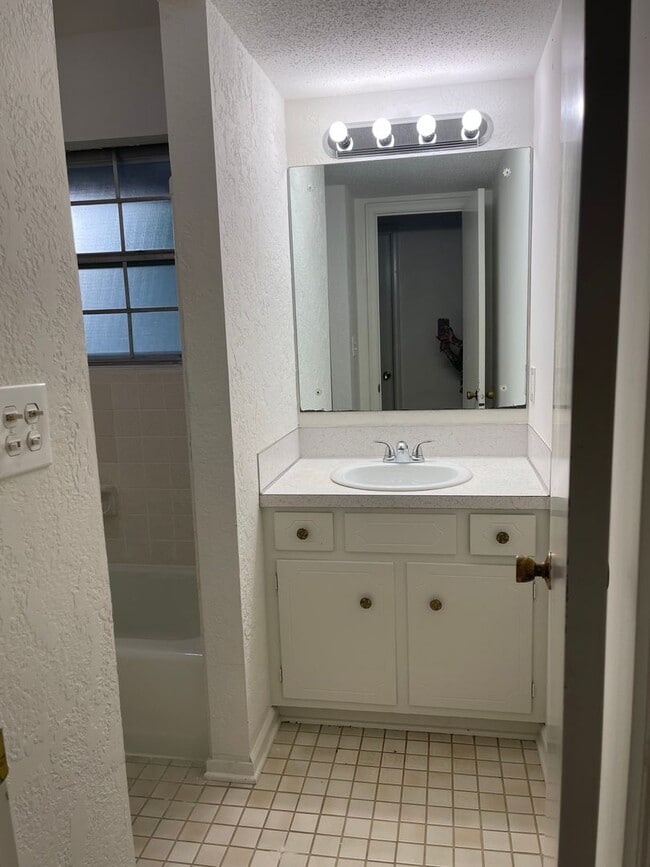 Building Photo - 3 bed - 1 bath - HUGE backyard