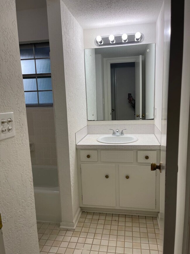 Foto del edificio - 3 bed - 1 bath - HUGE backyard