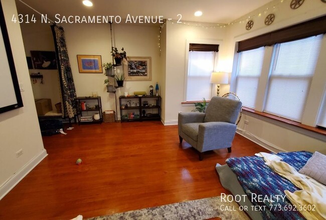 Building Photo - Horner Park – Updated Top Floor 2-Bedroom ...