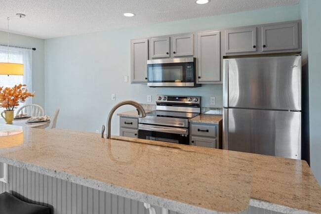 Building Photo - 3350 Club Villas Dr