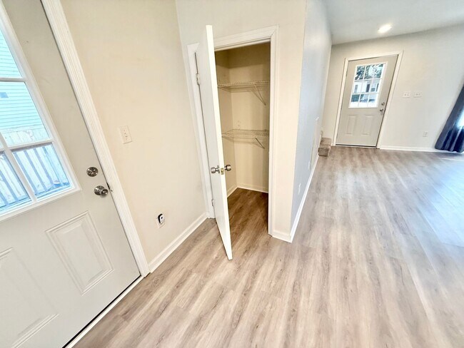 Foto del edificio - **4bed near MIL base- GRANITE/STAINLESS STEEL Appliances~ Roomates welcome!