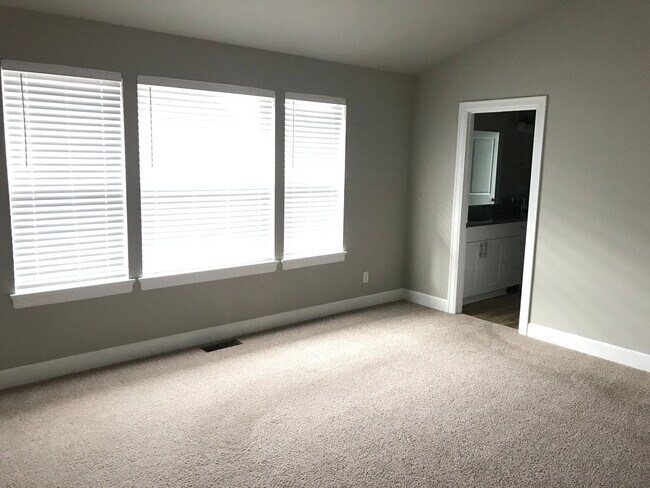 Building Photo - 3 Bedroom House in NW Redmond