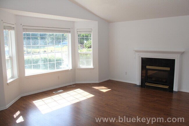 Photo - 3 Bed, 2 Bath Home with Large Covered Deck...