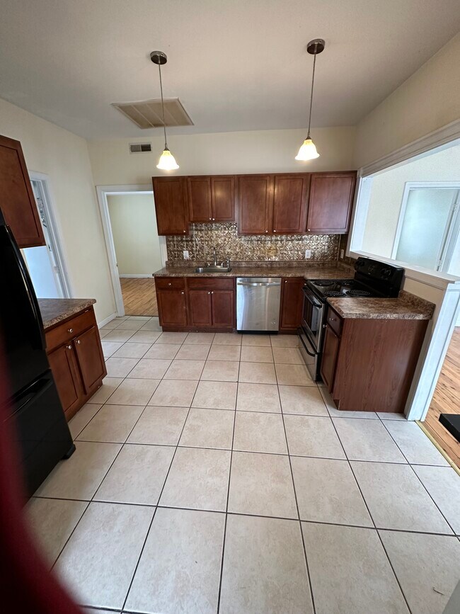 Kitchen - 831 Princeton Blvd