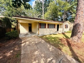 Building Photo - 722 Myrtlewood Dr