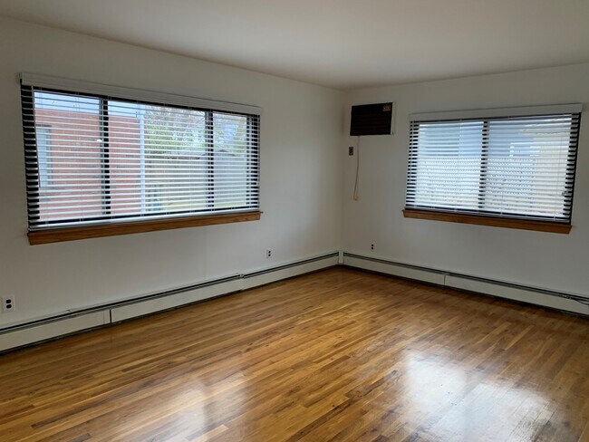 Foto del edificio - 33 Hickory Rd