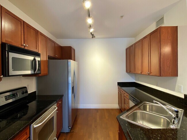 Foto del edificio - Stylish 1BD/1BA Condo with Garage & Balcony in Sought-After Englewood Location | $1,795/mo