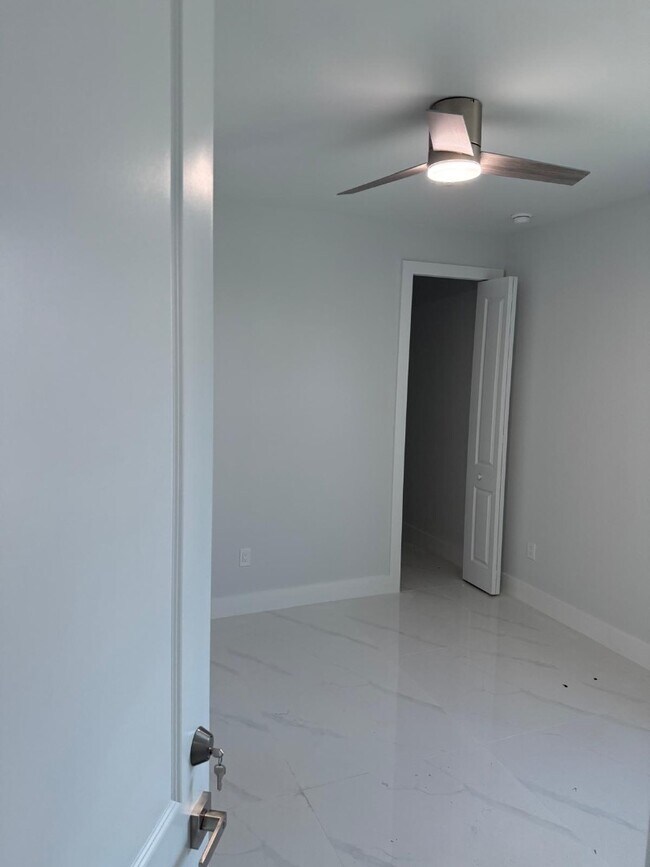 Foto del edificio - 1420 Poinsettia Ave