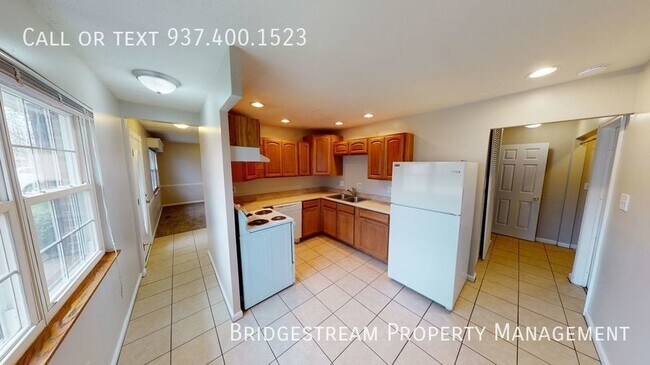 Building Photo - Spacious 3 bedroom, 2 full bath house with...