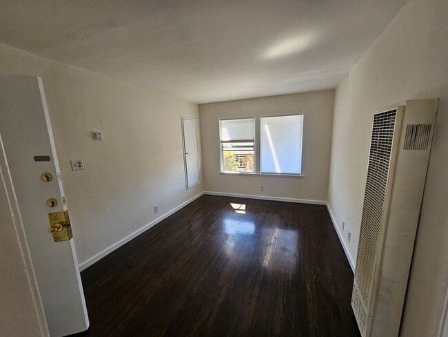 Building Photo - 1448 S Dunsmuir Ave