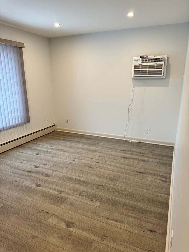 Building Photo - 665 Corydon Av