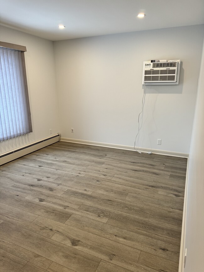 Building Photo - 665 Corydon Av
