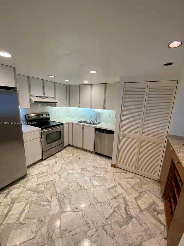 Primary Photo - 1450 Brickell Bay Dr