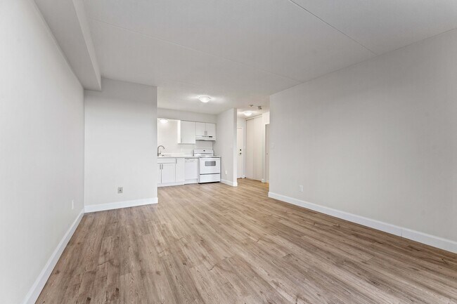 Photo du bâtiment - Plaza East Apartments