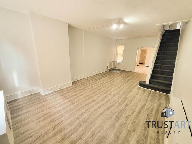 Building Photo - 3 bedroom House