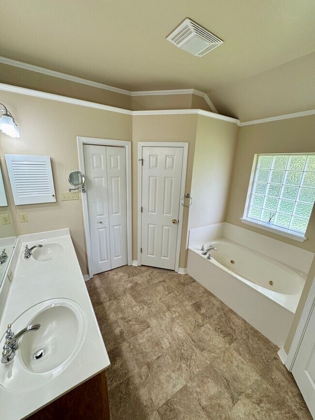 Foto del edificio - Great 3 bedroom, close to everything