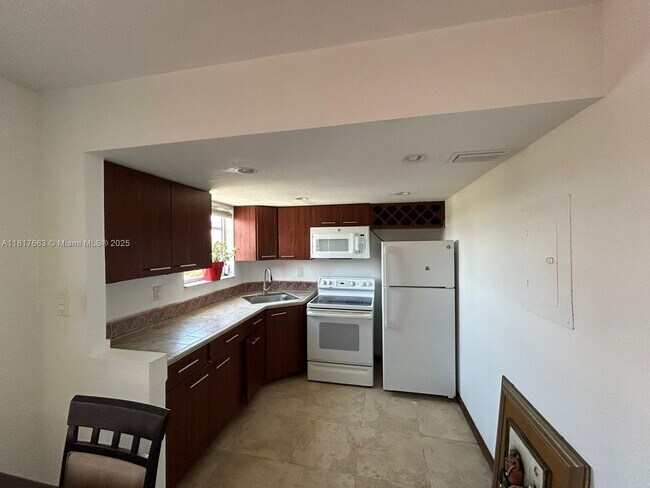 Foto del edificio - 1700 NE 191st St