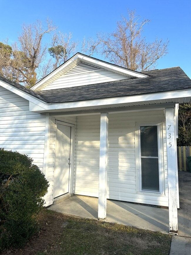 Building Photo - 735 Varsity Dr