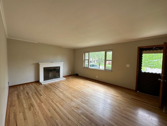 Building Photo - Renovated Clintonville Single Family House...