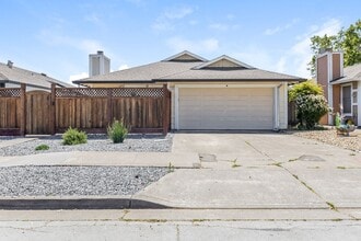 Building Photo - 2048 Pinercrest Dr