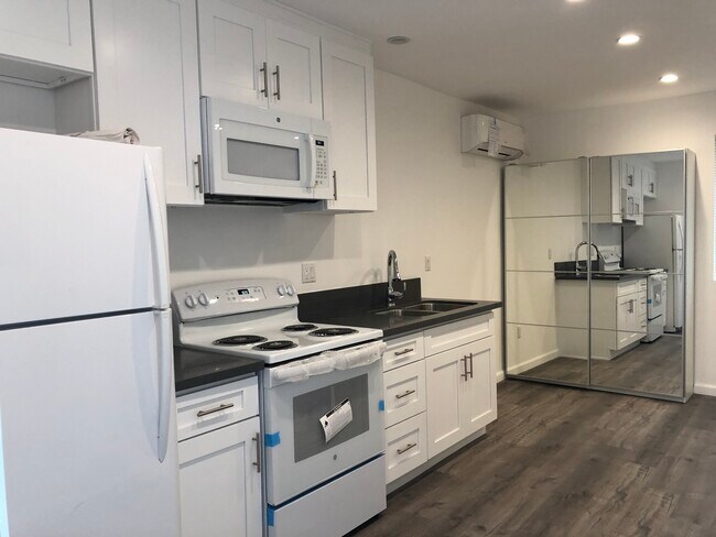 Cocina completa. Vista desde la entrada del apartamento. - 1740 Preuss Rd