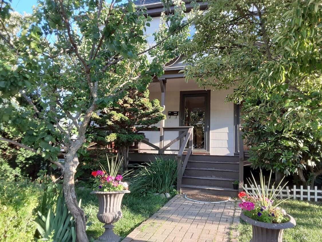 4 Sharon Ave, Auburndale, MA 02466 Townhome Rentals in Auburndale MA