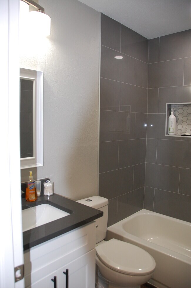 baño del pasillo - 602 Peterson St