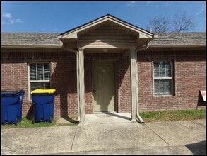Building Photo - 400 E Locust St