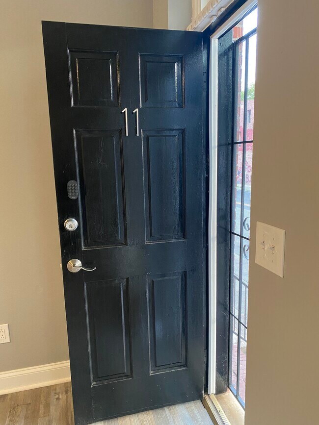 Puerta principal - 11 S Carey St
