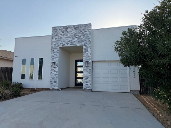 Building Photo - 1432 Los Estribos Dr