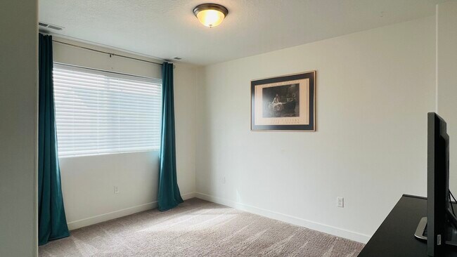 Third Bedroom - 1702 W Parkview Dr