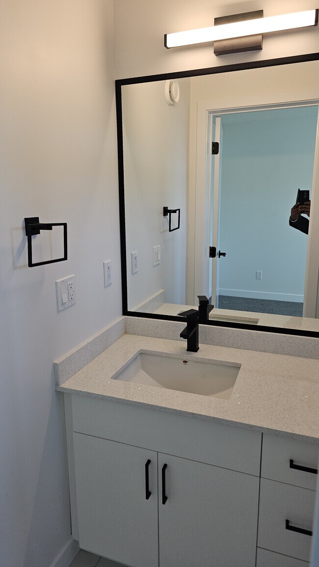 Photo du bâtiment - 18120-18128 28 Ave SW