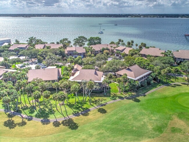 Foto del edificio - 319 Golfview Cir