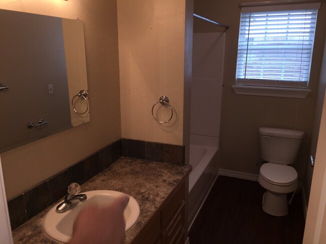 Building Photo - Great Location!