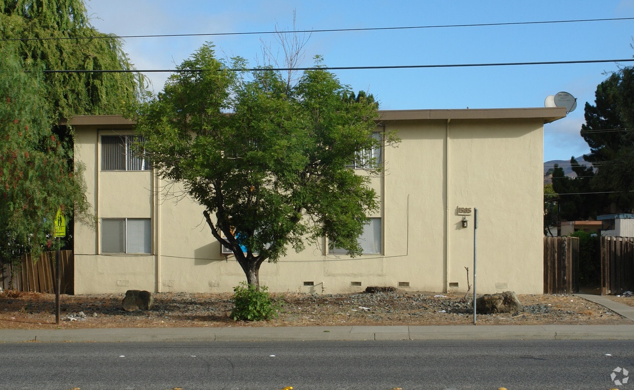 Building Photo - 1585 E Calaveras Blvd