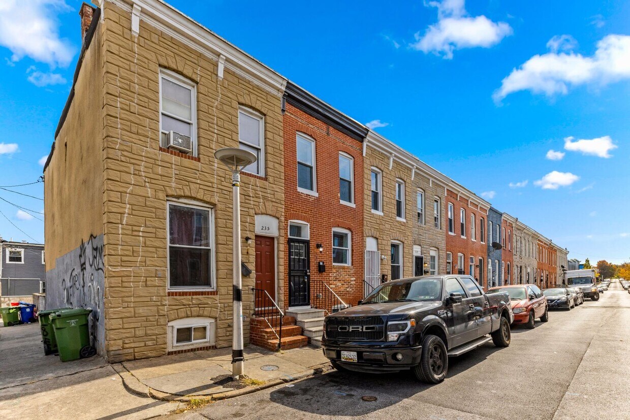 Primary Photo - Parkside Haven: Contemporary 2-Bedroom Row...