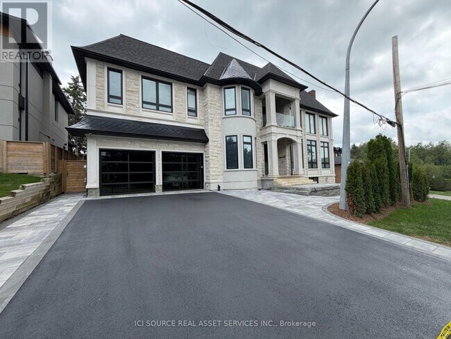 Building Photo - 211 Kennedy St W