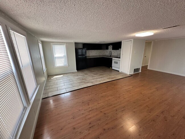 Foto del edificio - Newly Remodeled 4 Bed, 1 Bath Upstairs Unit in SW OKC! - Move in Deposit-Free! (If Qualified)