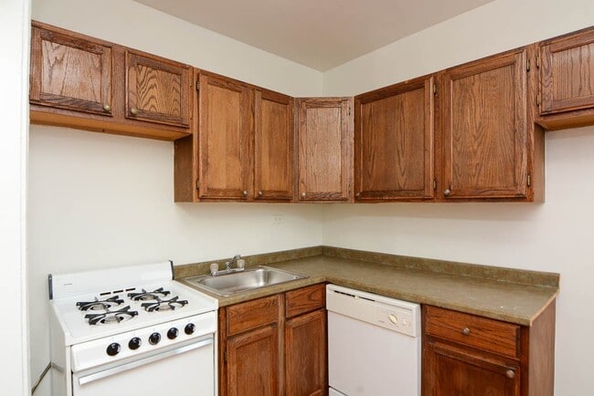 Building Photo - 545 W Wellington Ave