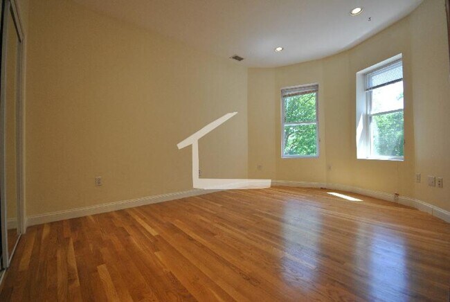 Foto del edificio - Charming 3 Bedroom -No Broker Fees