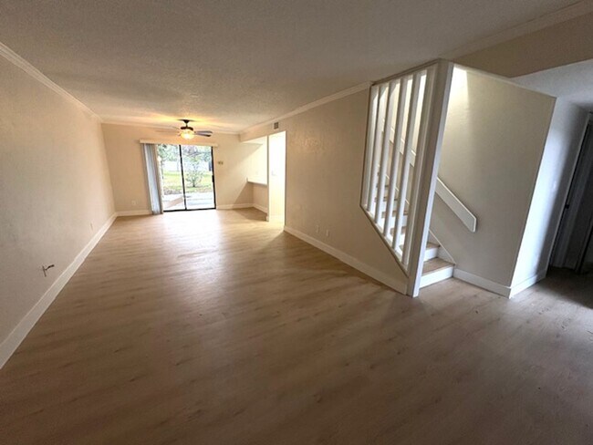 Foto del edificio - Stunning 4-Bedroom, 2.5-Bathroom Townhouse in the Heart of Sarasota!