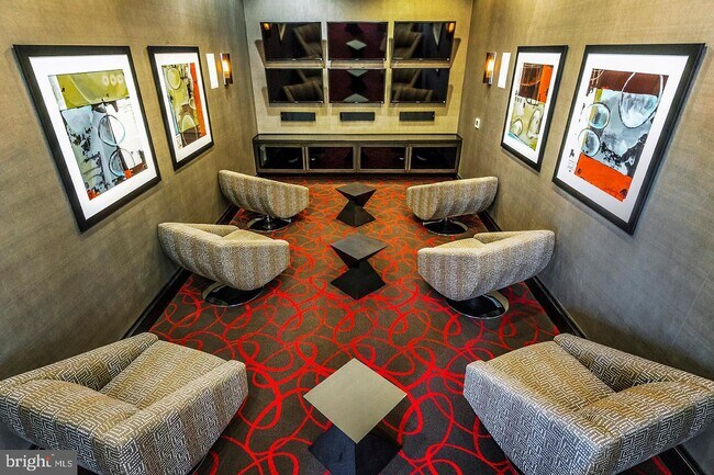 Foto del edificio - 2402 Churchill Downs Way