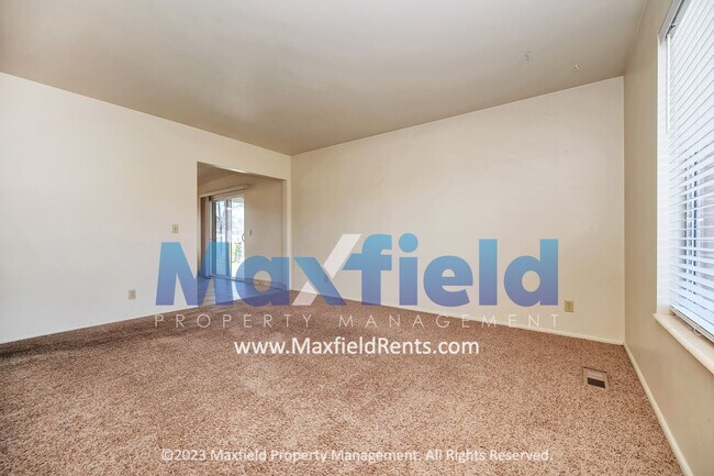 Building Photo - Holliday 2+ BD 1 BA 1800 sq ft with fenced...