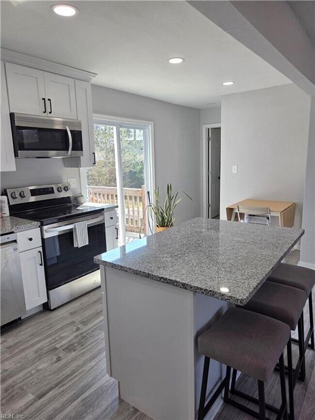 Building Photo - 1853 Springwood St